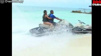 Эффектно аварийный прыжок на гидроцикле - смотреть видео (0:50)