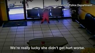 Чудом избежала пуль - смотреть видео (0:42)