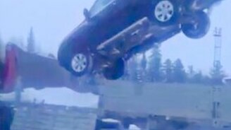 Уронили внедорожник - смотреть видео (0:23)