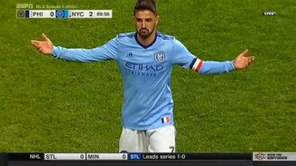 Отличный гол с центра поля - смотреть видео (0:30)