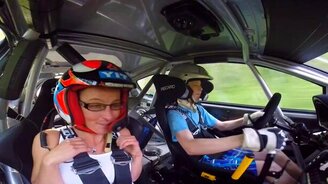 Прокатил маму на спорткаре - смотреть видео (5:15)
