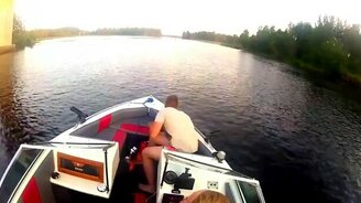 Захватывающая тарзанка на мосту - смотреть видео (0:45)