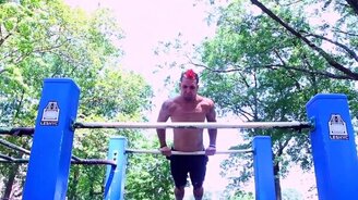 Уличные трюки на турнике и не только - смотреть видео (2:27)