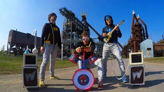 Недетский рок на детских игрушках - смотреть видео (1:39)