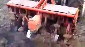 Трактор-перекапыватель - смотреть видео (0:39)