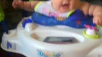 Успокаиваем ребёнка в прыгунках - смотреть видео (0:46)