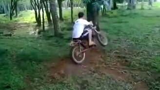 Мотоциклист на тарзанке - смотреть видео (1:51)