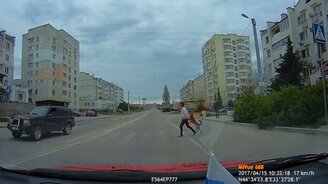 Собака-пешеход на задних лапах - смотреть видео (0:13)