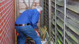 Спасение ёжика из мусорки - смотреть видео (2:18)