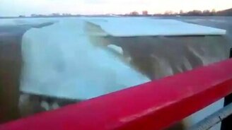 Сход льда на водохранилище - смотреть видео (2:27)
