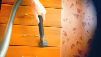 Пылесос панически боится щелей - смотреть видео (0:11)