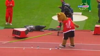 Виртуоз-талисман прыгает с шестом - смотреть видео (0:43)