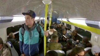 На роликах в метрополитене - смотреть видео (2:28)