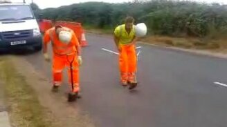 Неудачно закинул каску на голову - смотреть видео (0:09)