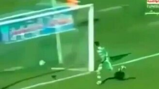 Упал и забил гол - смотреть видео (0:12)