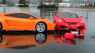 Столкнулись два спорткара - смотреть видео (0:07)