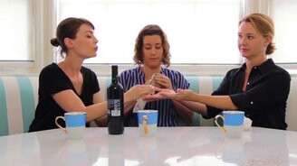 Женщины общаются друг с другом, как со своими детьми - смотреть видео (2:35)