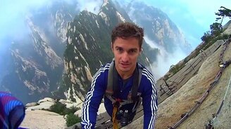 Экстремальная прогулка вдоль скалы - смотреть видео (1:02)