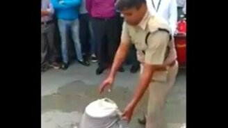 Как потушить горящий баллон с газом - смотреть видео (0:31)