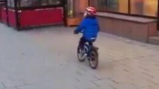 Парнишка засмотрелся - смотреть видео (0:11)