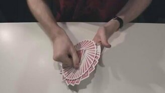 Виртуоз в перемешивании колоды карт - смотреть видео (0:34)