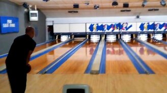 Сбивает все кегли - смотреть видео (1:48)