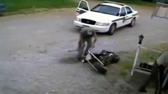 Невнимательный горе-полицейский - смотреть видео (1:16)