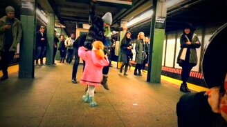 Зажигательный танец девчушки - смотреть видео (2:17)