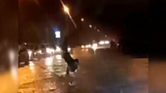 Когда не хочешь пачкать обувь - смотреть видео (0:37)