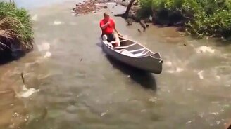 Когда рыбы сами просятся в лодку - смотреть видео (0:52)