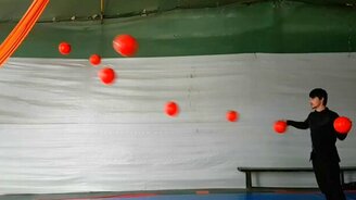 Жонглёр-волшебник - смотреть видео (0:52)