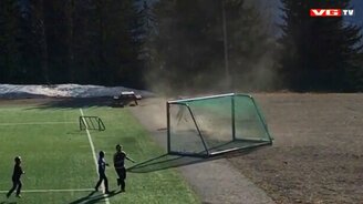 Небольшой торнадо в Норвегии - смотреть видео (1:09)