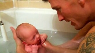 Отец впервые купает сына - смотреть видео (1:49)