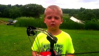 Шестилетний меткий стрелок из лука - смотреть видео (0:32)