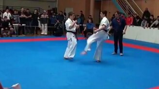 Неожиданный удар каратиста - смотреть видео (0:36)
