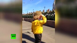 Мальчик и военные на параде - смотреть видео (1:05)