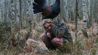 Глухарь токует на человеке - смотреть видео (1:49)