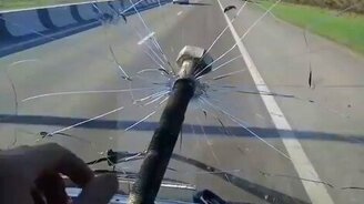 Болт прилетел в лобовое стекло - смотреть видео (0:35)