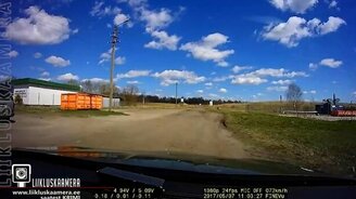 Чудная погоня за мотоциклистом - смотреть видео (0:44)