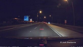 Вспышка метеорита в небе - смотреть видео (0:08)