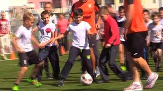 11 футболистов против 200 детей - смотреть видео (1:00)