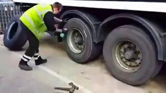 Быстрая перебортировка колеса полуприцепа - смотреть видео (2:10)