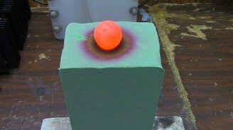 Никелевый раскалённый шар против пемзы - смотреть видео (3:16)