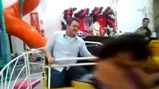 Вылетел с карусели - смотреть видео (0:25)