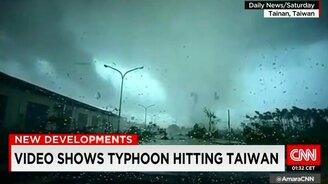 Автомобиль унесло тайфуном - смотреть видео (1:03)