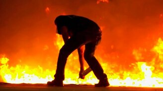 Летающий чучело-факел - смотреть видео (1:37)