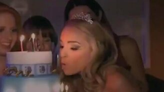 Загорелся глаз при виде торта - смотреть видео (0:33)