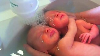 Новорожденные двойняшки - смотреть видео (2:49)