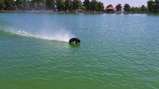 Скольжение модели авто по воде - смотреть видео (1:01)