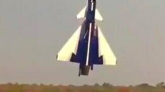 Высший пилотаж модели истребителя - смотреть видео (1:05)